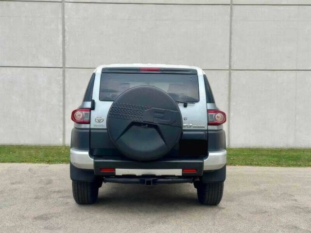 Серый Тойота ФЖ Крузер, объемом двигателя 4 л и пробегом 93 тыс. км за 8000 $, фото 5 на Automoto.ua