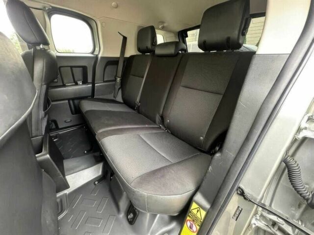 Серый Тойота ФЖ Крузер, объемом двигателя 4 л и пробегом 93 тыс. км за 8000 $, фото 10 на Automoto.ua