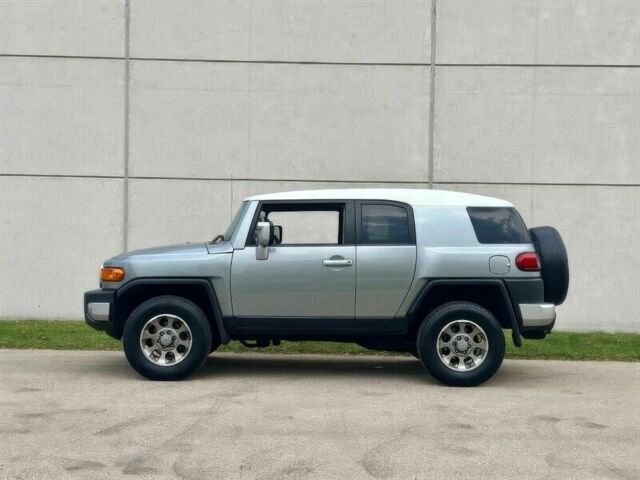 Серый Тойота ФЖ Крузер, объемом двигателя 4 л и пробегом 93 тыс. км за 8000 $, фото 3 на Automoto.ua