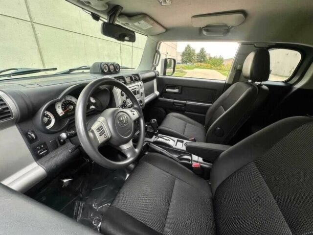 Серый Тойота ФЖ Крузер, объемом двигателя 4 л и пробегом 93 тыс. км за 8000 $, фото 9 на Automoto.ua