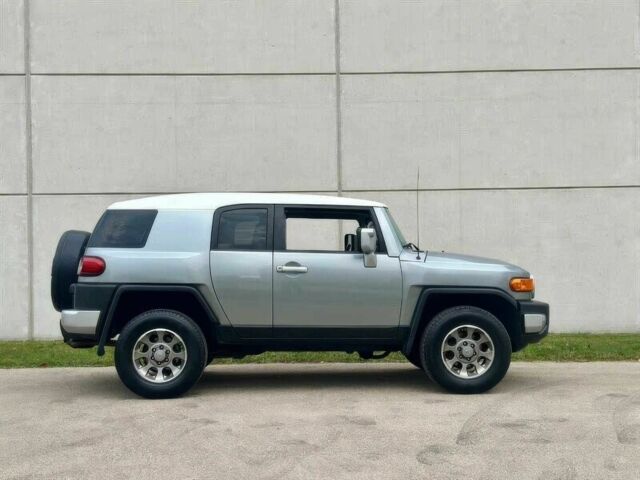 Серый Тойота ФЖ Крузер, объемом двигателя 4 л и пробегом 93 тыс. км за 8000 $, фото 7 на Automoto.ua