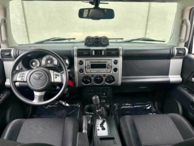 Серый Тойота ФЖ Крузер, объемом двигателя 4 л и пробегом 93 тыс. км за 8000 $, фото 8 на Automoto.ua