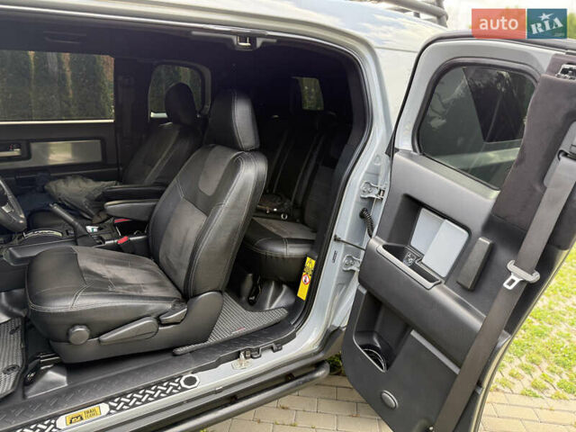 Серый Тойота ФЖ Крузер, объемом двигателя 3.96 л и пробегом 192 тыс. км за 38500 $, фото 9 на Automoto.ua