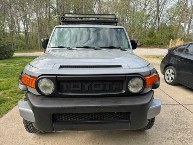 Серый Тойота ФЖ Крузер, объемом двигателя 4 л и пробегом 45 тыс. км за 7200 $, фото 1 на Automoto.ua