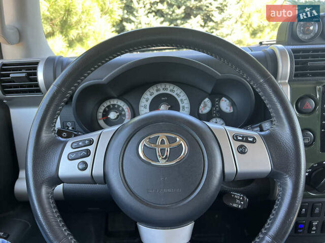 Зеленый Тойота ФЖ Крузер, объемом двигателя 3.96 л и пробегом 145 тыс. км за 27900 $, фото 9 на Automoto.ua