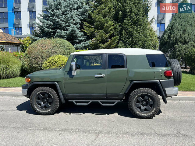 Зеленый Тойота ФЖ Крузер, объемом двигателя 3.96 л и пробегом 145 тыс. км за 27900 $, фото 2 на Automoto.ua