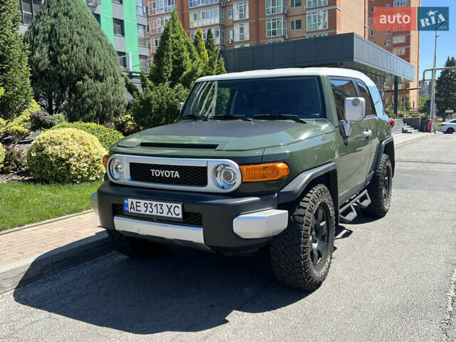 Зеленый Тойота ФЖ Крузер, объемом двигателя 3.96 л и пробегом 145 тыс. км за 27900 $, фото 3 на Automoto.ua