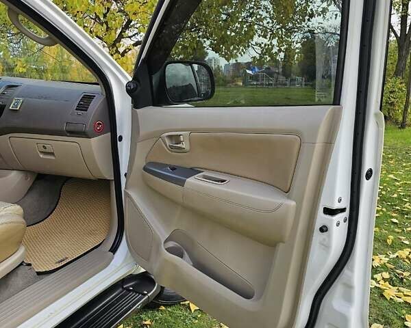 Тойота Фортунер 2007 в Черкассах на Automoto.ua Белый Тойота Фортунер, объемом двигателя 4 л и пробегом 268 тыс. км за 16800 $, фото 10 на Automoto.ua