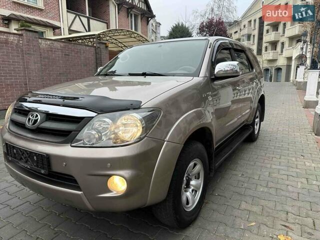 Бежевий Тойота Фортунер, об'ємом двигуна 2.7 л та пробігом 178 тис. км за 11300 $, фото 2 на Automoto.ua