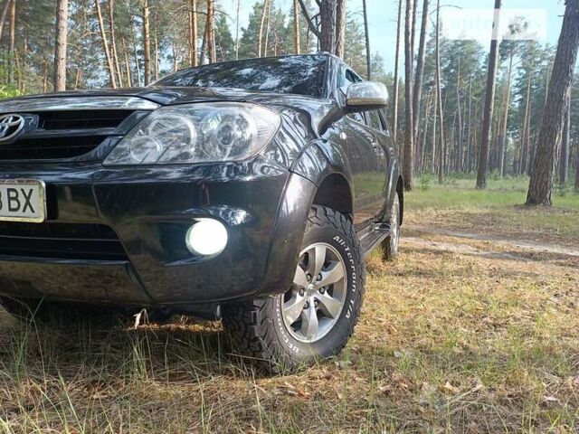 Тойота Фортунер 2005 у Лебедине на Automoto.ua Чорний Тойота Фортунер, об'ємом двигуна 4 л та пробігом 232 тис. км за 11700 $, фото 1 на Automoto.ua