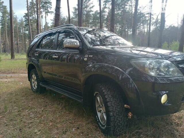 Тойота Фортунер 2005 у Лебедине на Automoto.ua Чорний Тойота Фортунер, об'ємом двигуна 4 л та пробігом 232 тис. км за 11700 $, фото 5 на Automoto.ua