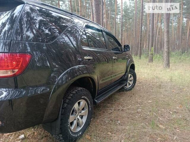 Тойота Фортунер 2005 у Лебедине на Automoto.ua Чорний Тойота Фортунер, об'ємом двигуна 4 л та пробігом 232 тис. км за 11700 $, фото 3 на Automoto.ua