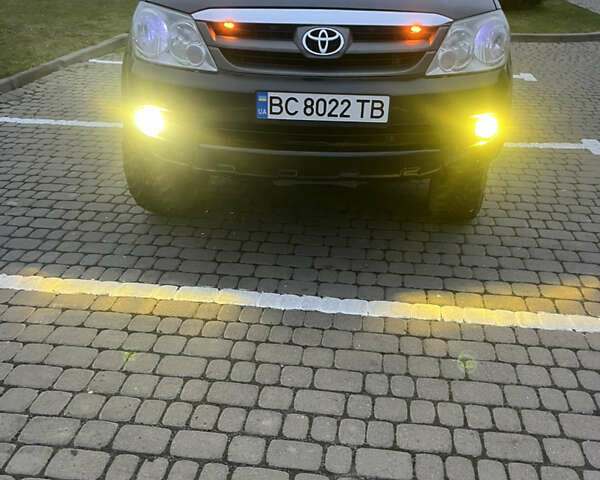 Черный Тойота Фортунер, объемом двигателя 2.7 л и пробегом 351 тыс. км за 12700 $, фото 25 на Automoto.ua