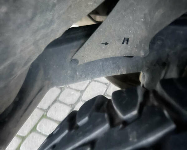 Черный Тойота Фортунер, объемом двигателя 2.7 л и пробегом 351 тыс. км за 12700 $, фото 10 на Automoto.ua