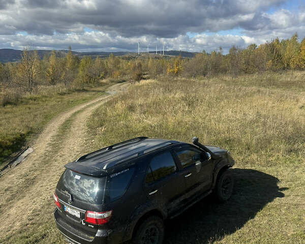 Черный Тойота Фортунер, объемом двигателя 3.96 л и пробегом 335 тыс. км за 14000 $, фото 3 на Automoto.ua