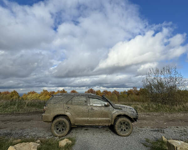 Черный Тойота Фортунер, объемом двигателя 3.96 л и пробегом 335 тыс. км за 14000 $, фото 5 на Automoto.ua