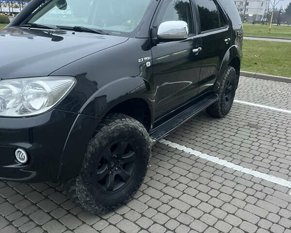 Черный Тойота Фортунер, объемом двигателя 2.7 л и пробегом 351 тыс. км за 12700 $, фото 1 на Automoto.ua