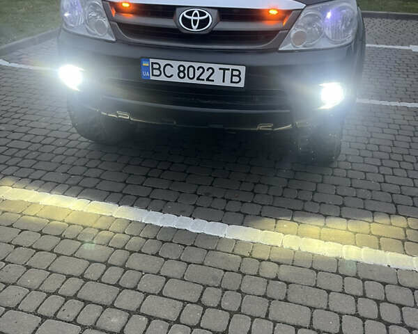 Черный Тойота Фортунер, объемом двигателя 2.7 л и пробегом 351 тыс. км за 12700 $, фото 24 на Automoto.ua