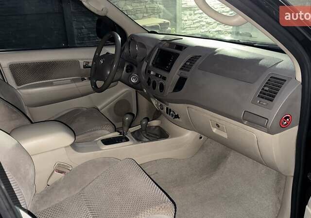 Черный Тойота Фортунер, объемом двигателя 2.7 л и пробегом 205 тыс. км за 11500 $, фото 9 на Automoto.ua