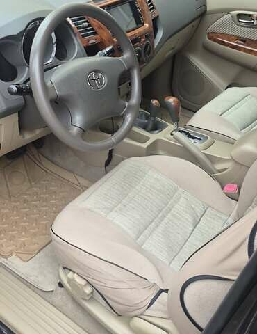 Черный Тойота Фортунер, объемом двигателя 2.7 л и пробегом 190 тыс. км за 15000 $, фото 10 на Automoto.ua