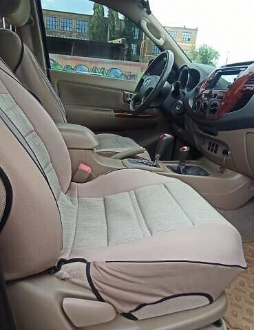 Черный Тойота Фортунер, объемом двигателя 2.7 л и пробегом 186 тыс. км за 15500 $, фото 9 на Automoto.ua