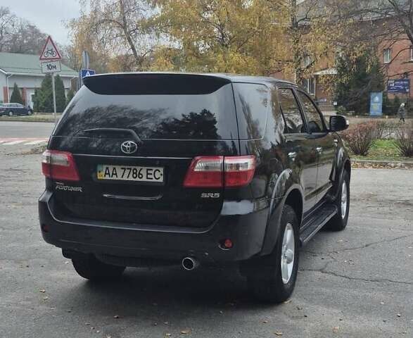 Черный Тойота Фортунер, объемом двигателя 2.7 л и пробегом 190 тыс. км за 15000 $, фото 1 на Automoto.ua