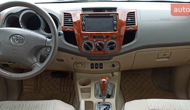 Черный Тойота Фортунер, объемом двигателя 2.7 л и пробегом 186 тыс. км за 15500 $, фото 4 на Automoto.ua