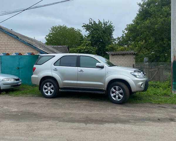 Серый Тойота Фортунер, объемом двигателя 2.69 л и пробегом 220 тыс. км за 10000 $, фото 3 на Automoto.ua