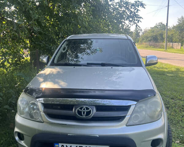 Серый Тойота Фортунер, объемом двигателя 2.69 л и пробегом 220 тыс. км за 10000 $, фото 1 на Automoto.ua