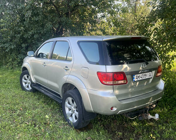 Серый Тойота Фортунер, объемом двигателя 2.69 л и пробегом 220 тыс. км за 10000 $, фото 2 на Automoto.ua
