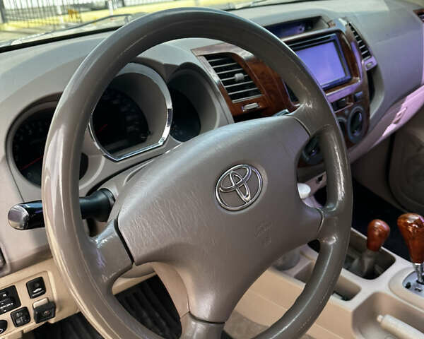 Серый Тойота Фортунер, объемом двигателя 3.96 л и пробегом 310 тыс. км за 8900 $, фото 11 на Automoto.ua