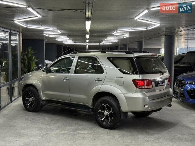 Серый Тойота Фортунер, объемом двигателя 4 л и пробегом 177 тыс. км за 11900 $, фото 8 на Automoto.ua