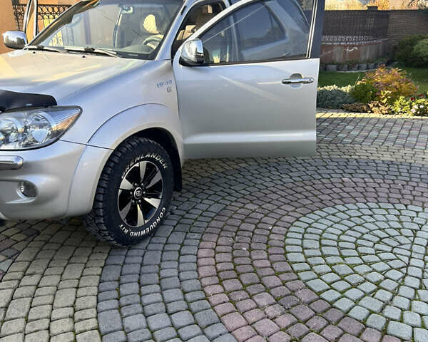 Серый Тойота Фортунер, объемом двигателя 3.96 л и пробегом 217 тыс. км за 14535 $, фото 1 на Automoto.ua