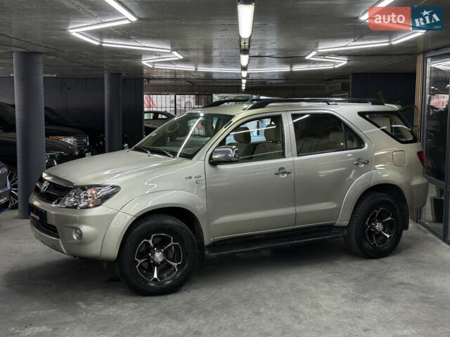 Серый Тойота Фортунер, объемом двигателя 4 л и пробегом 177 тыс. км за 11900 $, фото 4 на Automoto.ua