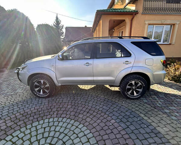 Серый Тойота Фортунер, объемом двигателя 3.96 л и пробегом 217 тыс. км за 14535 $, фото 2 на Automoto.ua