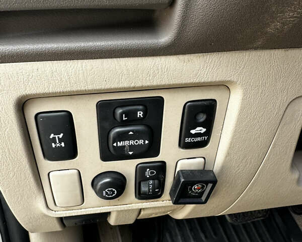 Серый Тойота Фортунер, объемом двигателя 3.96 л и пробегом 310 тыс. км за 8900 $, фото 20 на Automoto.ua