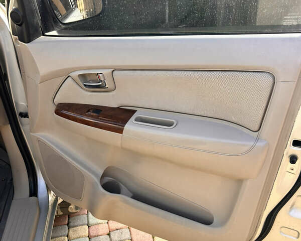 Серый Тойота Фортунер, объемом двигателя 3.96 л и пробегом 217 тыс. км за 14535 $, фото 17 на Automoto.ua