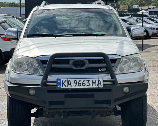 Серый Тойота Фортунер, объемом двигателя 3.96 л и пробегом 310 тыс. км за 8900 $, фото 1 на Automoto.ua