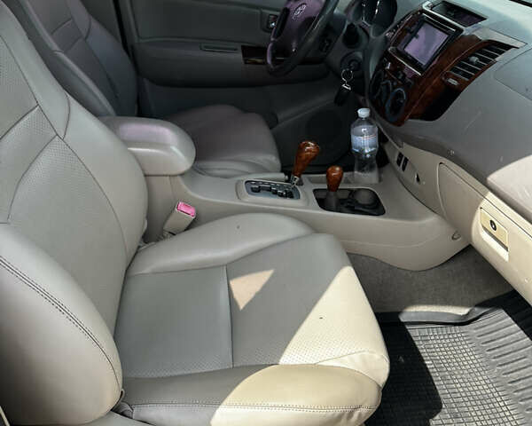 Серый Тойота Фортунер, объемом двигателя 3.96 л и пробегом 310 тыс. км за 8900 $, фото 18 на Automoto.ua