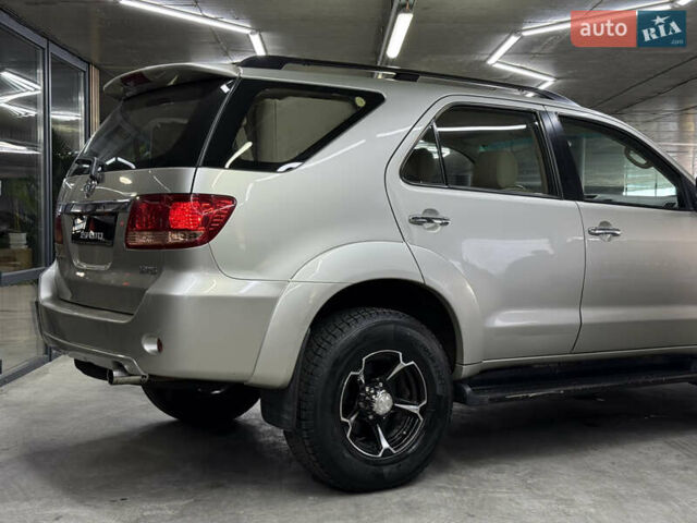 Серый Тойота Фортунер, объемом двигателя 4 л и пробегом 177 тыс. км за 11900 $, фото 14 на Automoto.ua