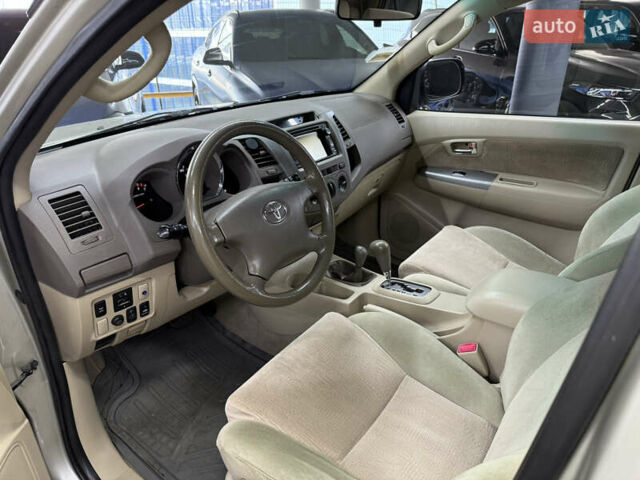 Серый Тойота Фортунер, объемом двигателя 4 л и пробегом 177 тыс. км за 11900 $, фото 17 на Automoto.ua