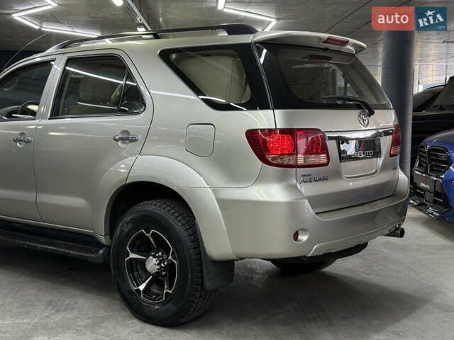 Серый Тойота Фортунер, объемом двигателя 4 л и пробегом 177 тыс. км за 11900 $, фото 10 на Automoto.ua