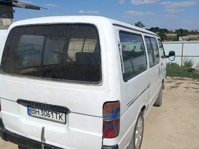Белый Тойота Хиасе, объемом двигателя 2 л и пробегом 345 тыс. км за 971 $, фото 1 на Automoto.ua