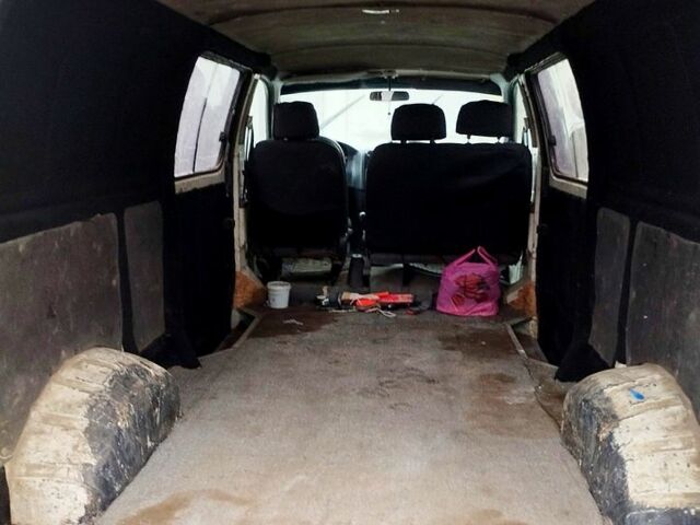 Білий Тойота Хіасє, об'ємом двигуна 2.4 л та пробігом 318 тис. км за 5300 $, фото 7 на Automoto.ua