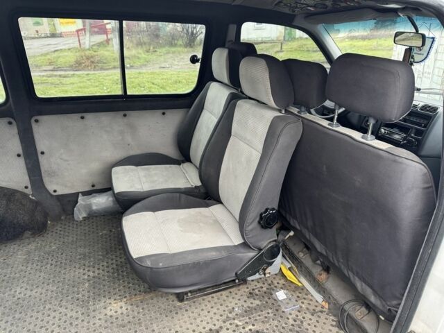 Білий Тойота Хіасє, об'ємом двигуна 2.4 л та пробігом 407 тис. км за 4200 $, фото 7 на Automoto.ua