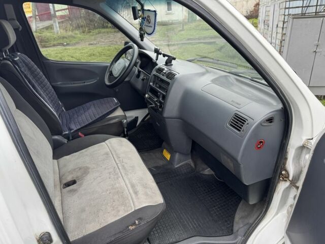 Білий Тойота Хіасє, об'ємом двигуна 2.4 л та пробігом 407 тис. км за 4200 $, фото 5 на Automoto.ua