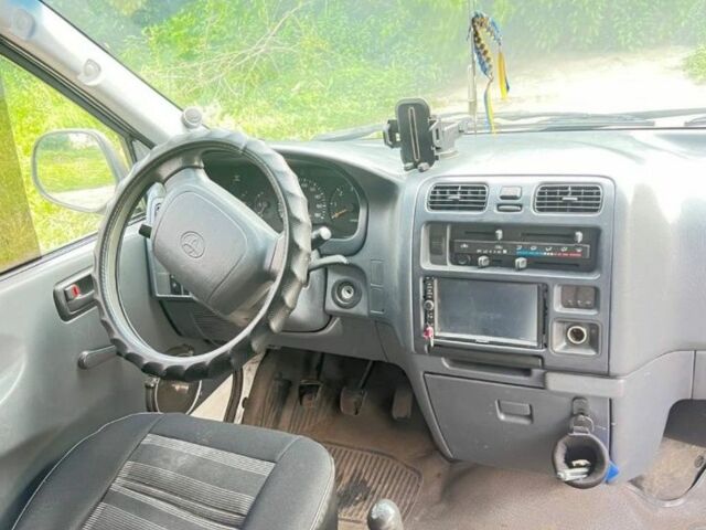 Белый Тойота Хиасе, объемом двигателя 2.5 л и пробегом 300 тыс. км за 3500 $, фото 6 на Automoto.ua