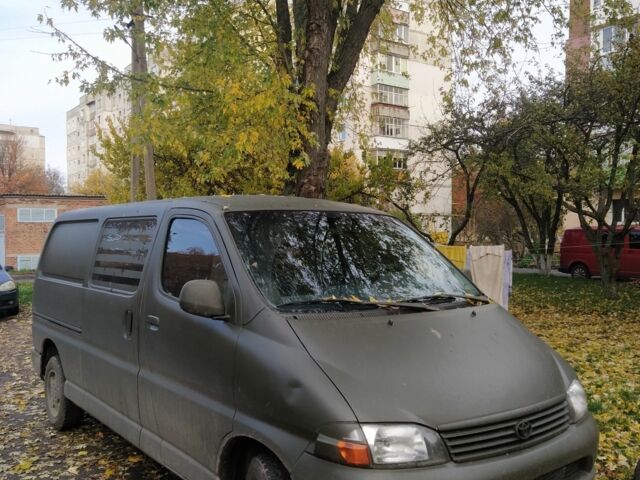 Белый Тойота Хиасе, объемом двигателя 2.5 л и пробегом 300 тыс. км за 3500 $, фото 1 на Automoto.ua