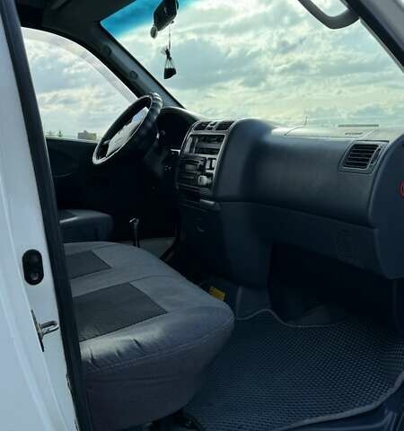 Белый Тойота Хиасе, объемом двигателя 2.49 л и пробегом 320 тыс. км за 8500 $, фото 7 на Automoto.ua