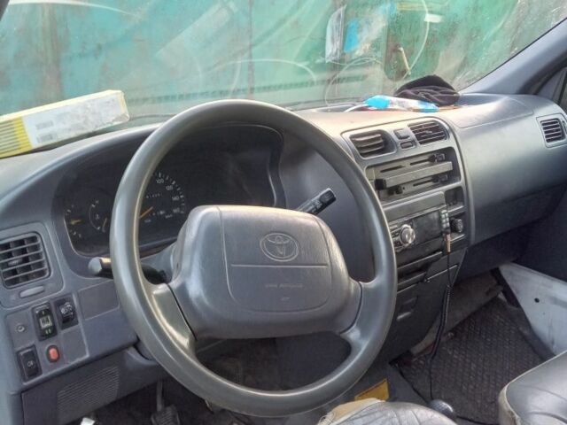 Білий Тойота Хіасє, об'ємом двигуна 2.4 л та пробігом 550 тис. км за 3100 $, фото 4 на Automoto.ua